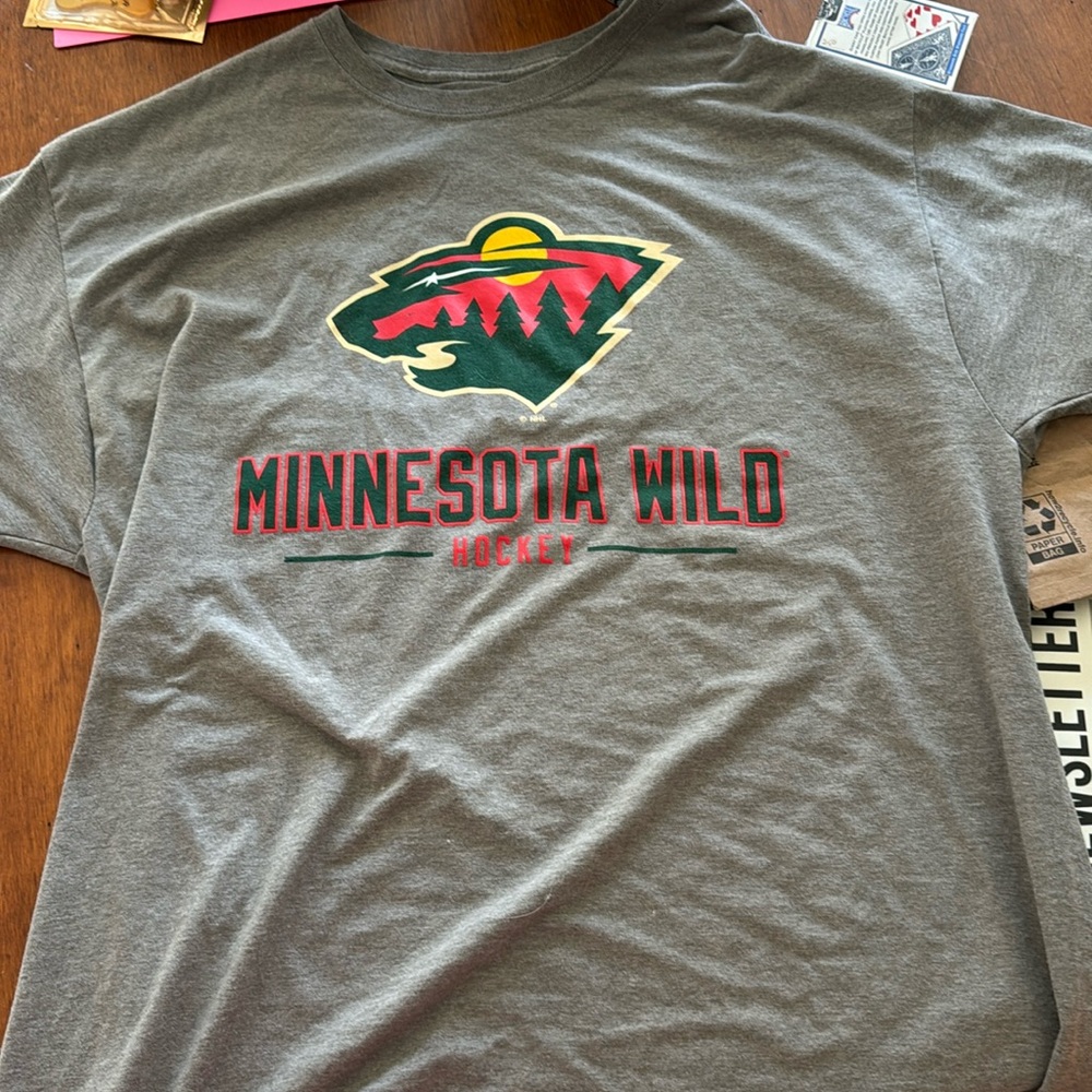 Men’s XL Minnesota wild hockey tshirt